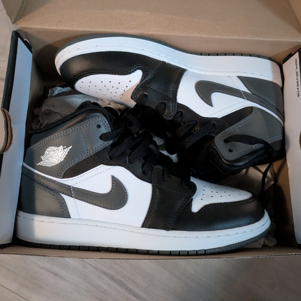 Nike Youth Black and White Jordan 1 Retro High OG